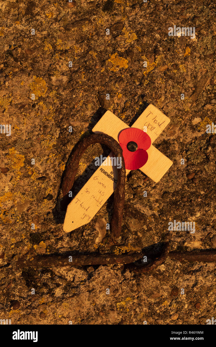 Ricordo cross attaccato al tedesco WW1 bunker in Tyne Cot britannica cimitero militare nei pressi di Ypres Foto Stock