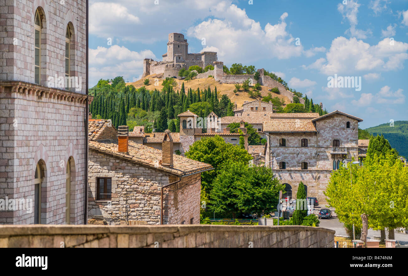Vista panoramica di Assisi con la Rocca Maggiore e olivi. Umbria, Italia. Foto Stock