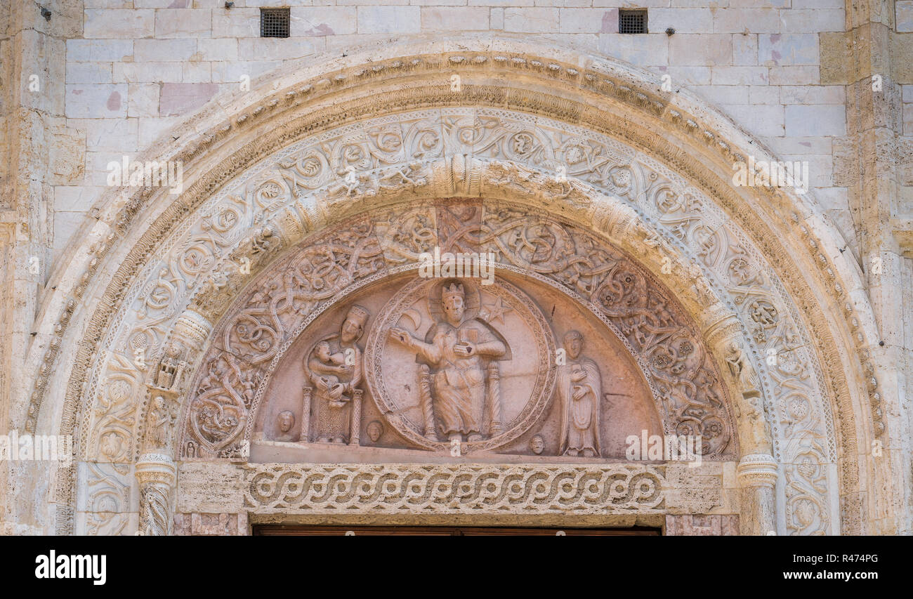 Bas relieft sulla porta principale della Cattedrale di San Rufino ad Assisi, Umbria, Italia centrale. Foto Stock