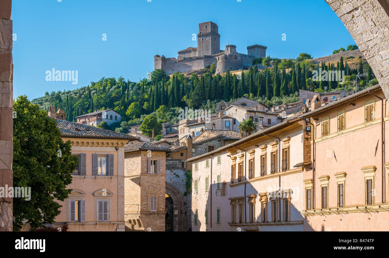 Vista panoramica di Assisi con la Rocca Maggiore e olivi. Umbria, Italia. Foto Stock