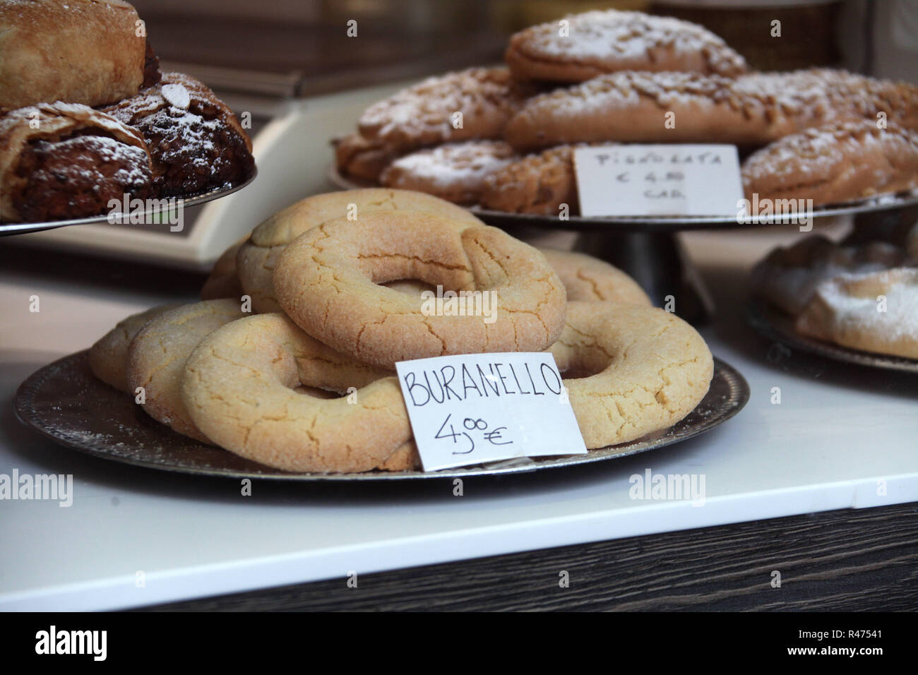 Buranello tradizionali biscotti per la vendita in Venezia Foto Stock