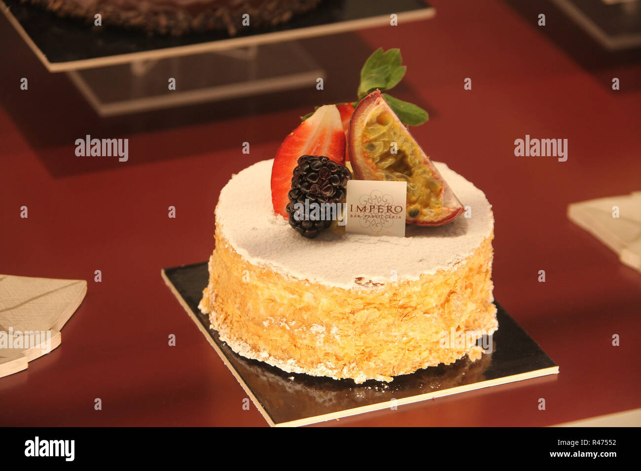 La torta nella finestra al cafe Impero a Bologna Foto Stock