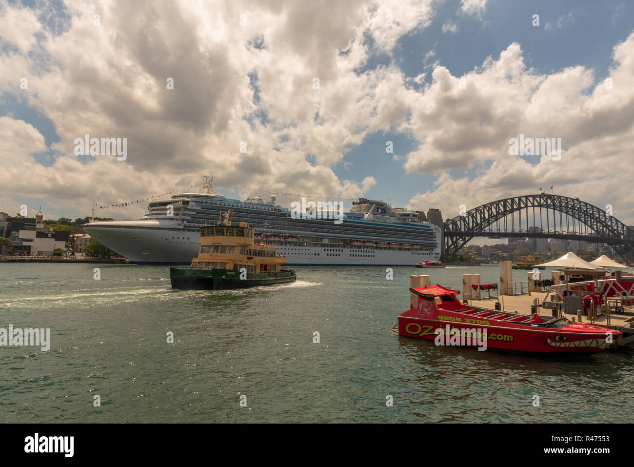 Sydney, Australia - 15 febbraio 2016. Una grande nave da crociera vele nel Sydney Harbour scortati da un rimorchiatore. Foto Stock