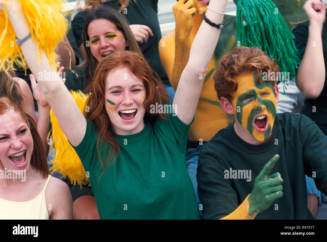 Entusiasti appassionati di sport con facce dipinte in una partita di calcio, STATI UNITI D'AMERICA Foto Stock