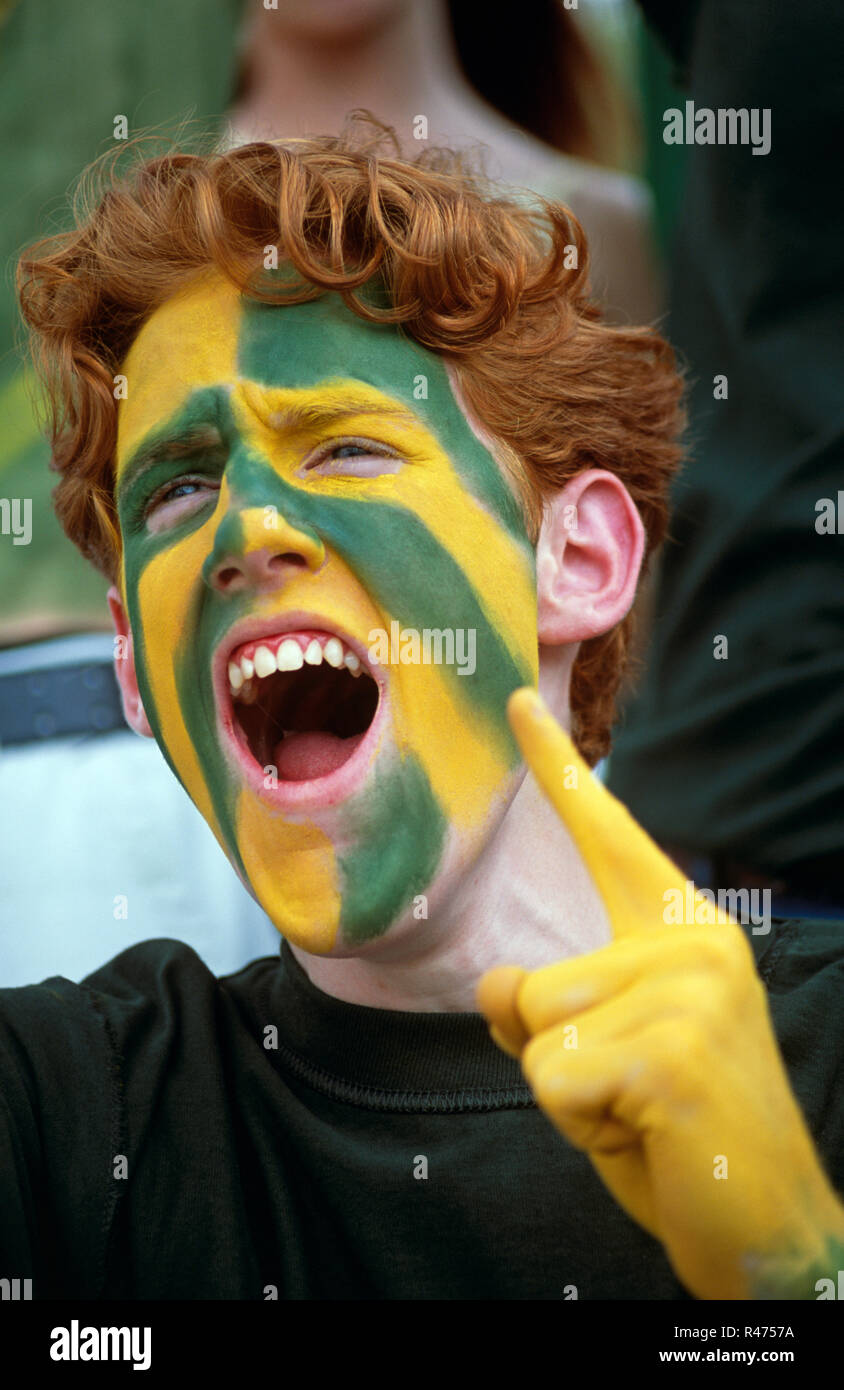 Entusiasti appassionati di sport con facce dipinte in una partita di calcio, STATI UNITI D'AMERICA Foto Stock
