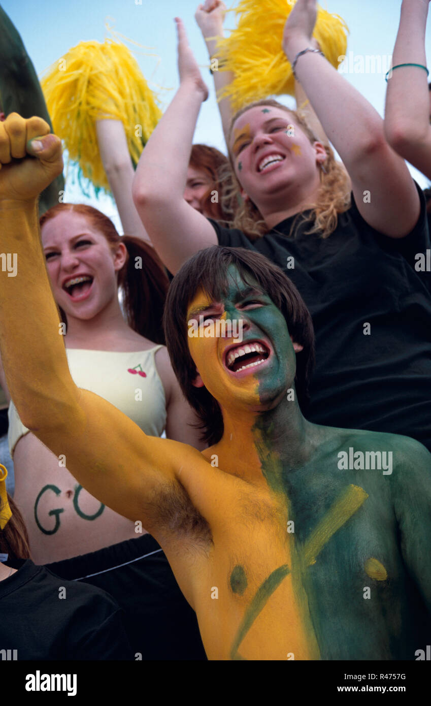 Entusiasti appassionati di sport con facce dipinte in una partita di calcio, STATI UNITI D'AMERICA Foto Stock
