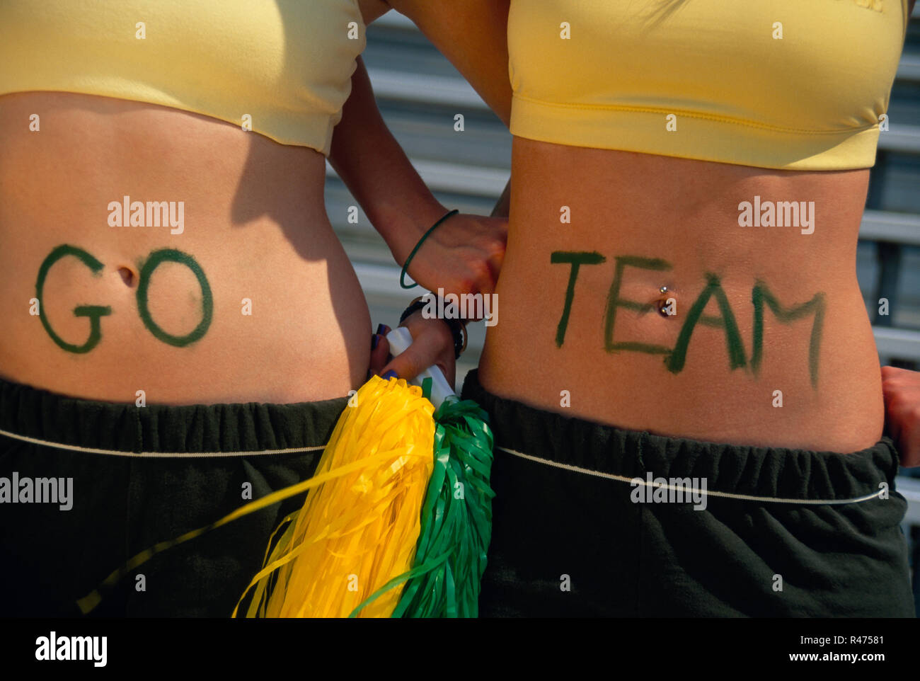 Entusiasti appassionati di sport con facce dipinte in uno stadio di calcio, STATI UNITI D'AMERICA Foto Stock