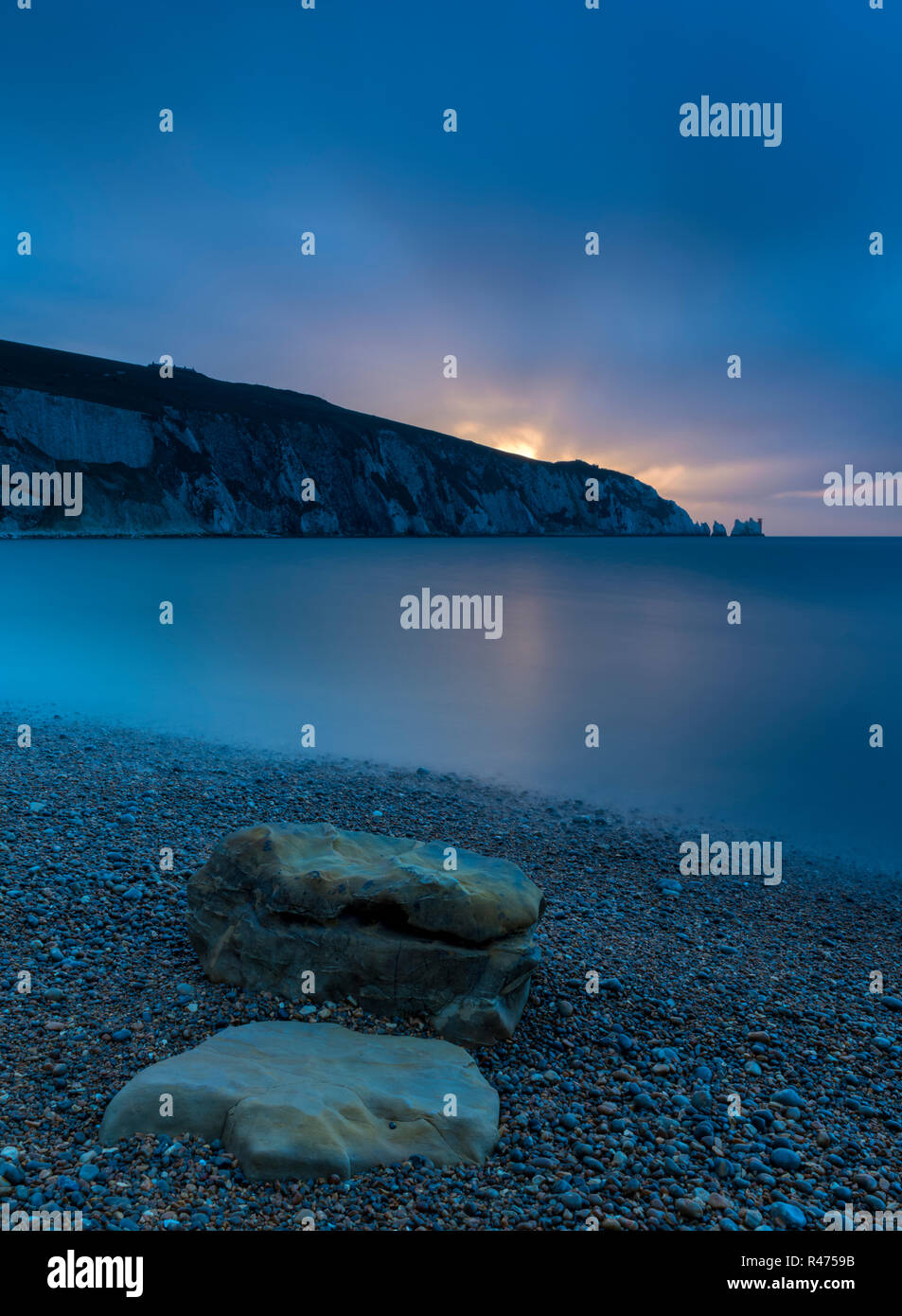Gli aghi faro sull isola di Wight a allume bay al tramonto. Atmosferica e drammatica Isle of Wight seascape o paesaggi costieri. Foto Stock