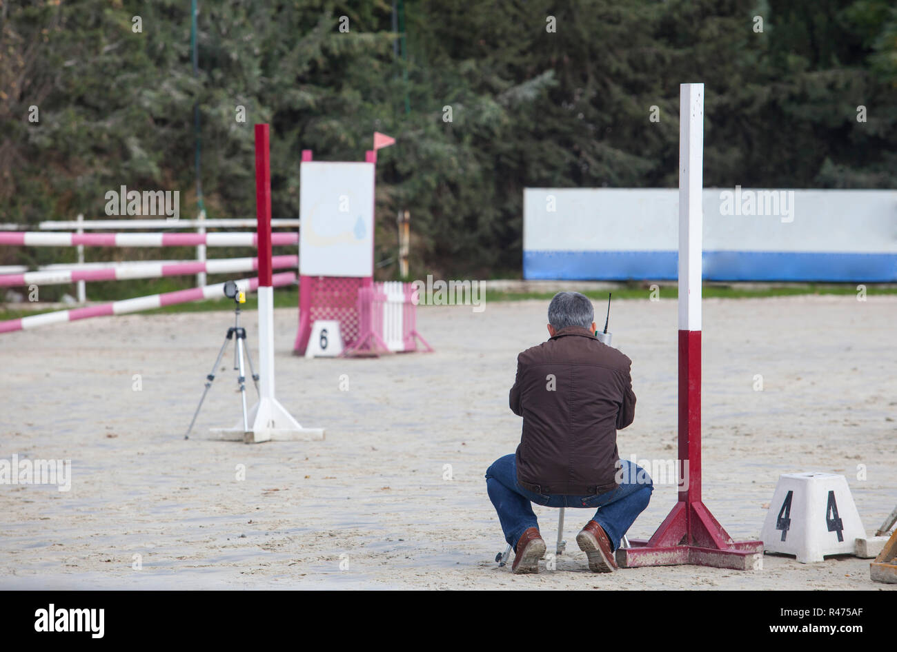 Giudicare l'uomo cheking le barriere ad infrarossi prima obtacle al concorso ippico Foto Stock