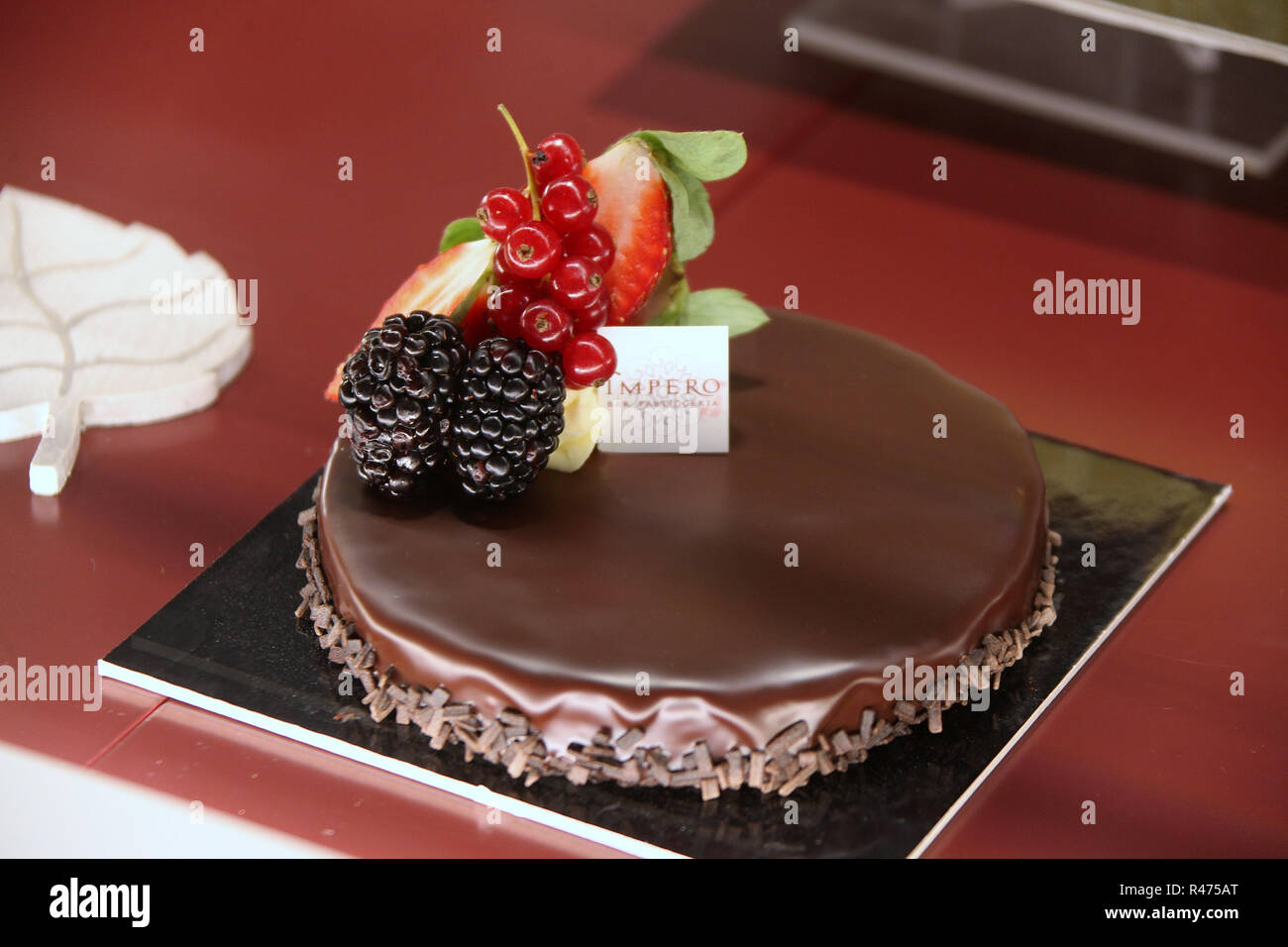 Il dessert nella finestra dell impero che è una caffetteria e panificio a Bologna Foto Stock