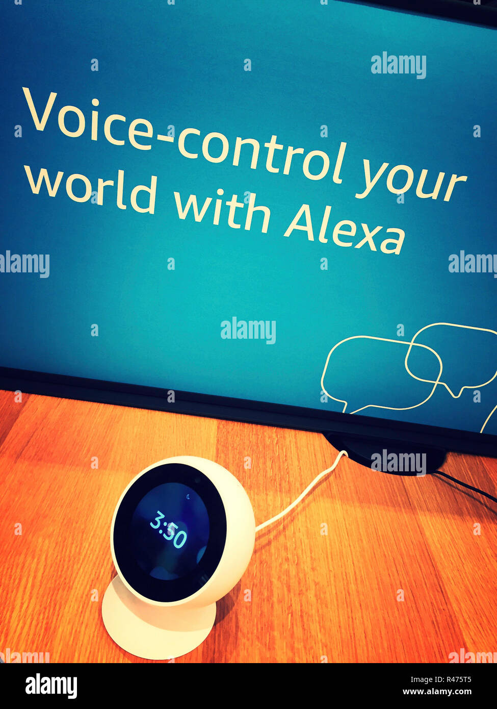 Voice-controllato Alexa sul display a AmazonBooks store, NYC, STATI UNITI D'AMERICA Foto Stock