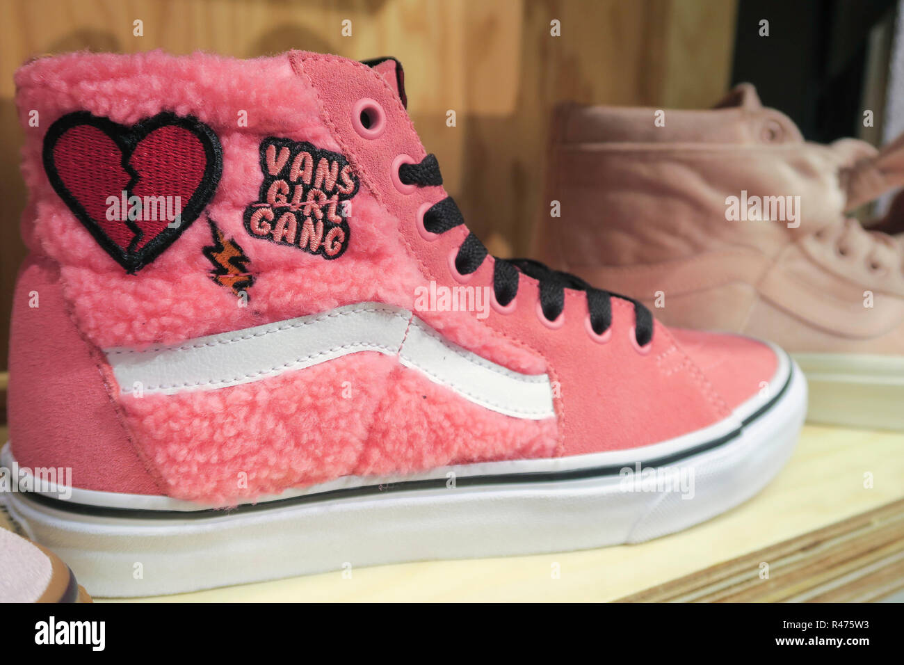 Furgoni è una scarpa per skateboard e abbigliamento rivenditore, Fifth Avenue, New York, Stati Uniti d'America Foto Stock