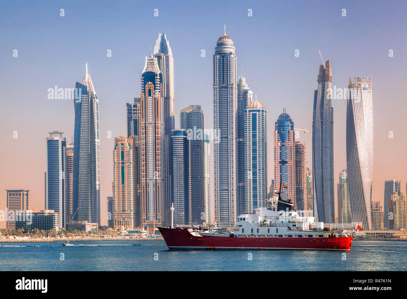 Panorama di Dubai con nave contro grattacieli negli EMIRATI ARABI UNITI  Foto stock - Alamy