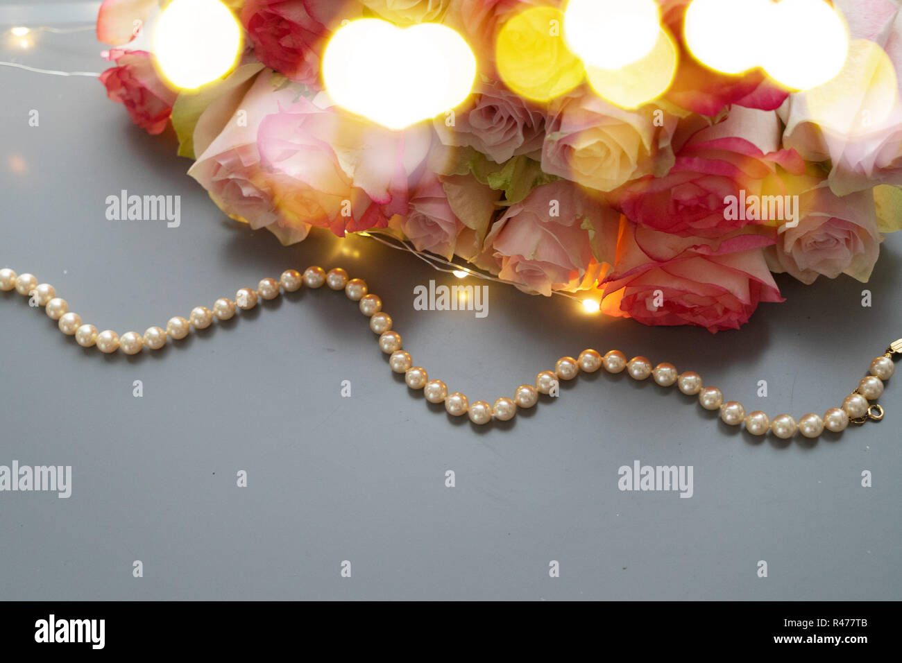 Freschi di fiori di rosa su grigio Foto Stock