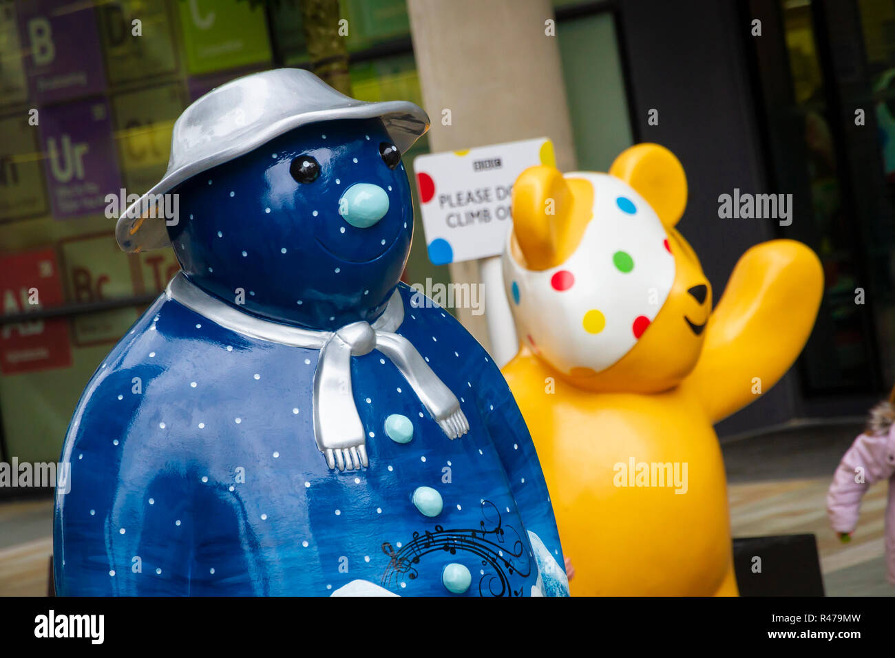 A piedi con il pupazzo di neve. Festive del sentiero delle sculture a celbrate il quarantesimo anniversario di Raymond Briggs il pupazzo di neve. Foto Stock