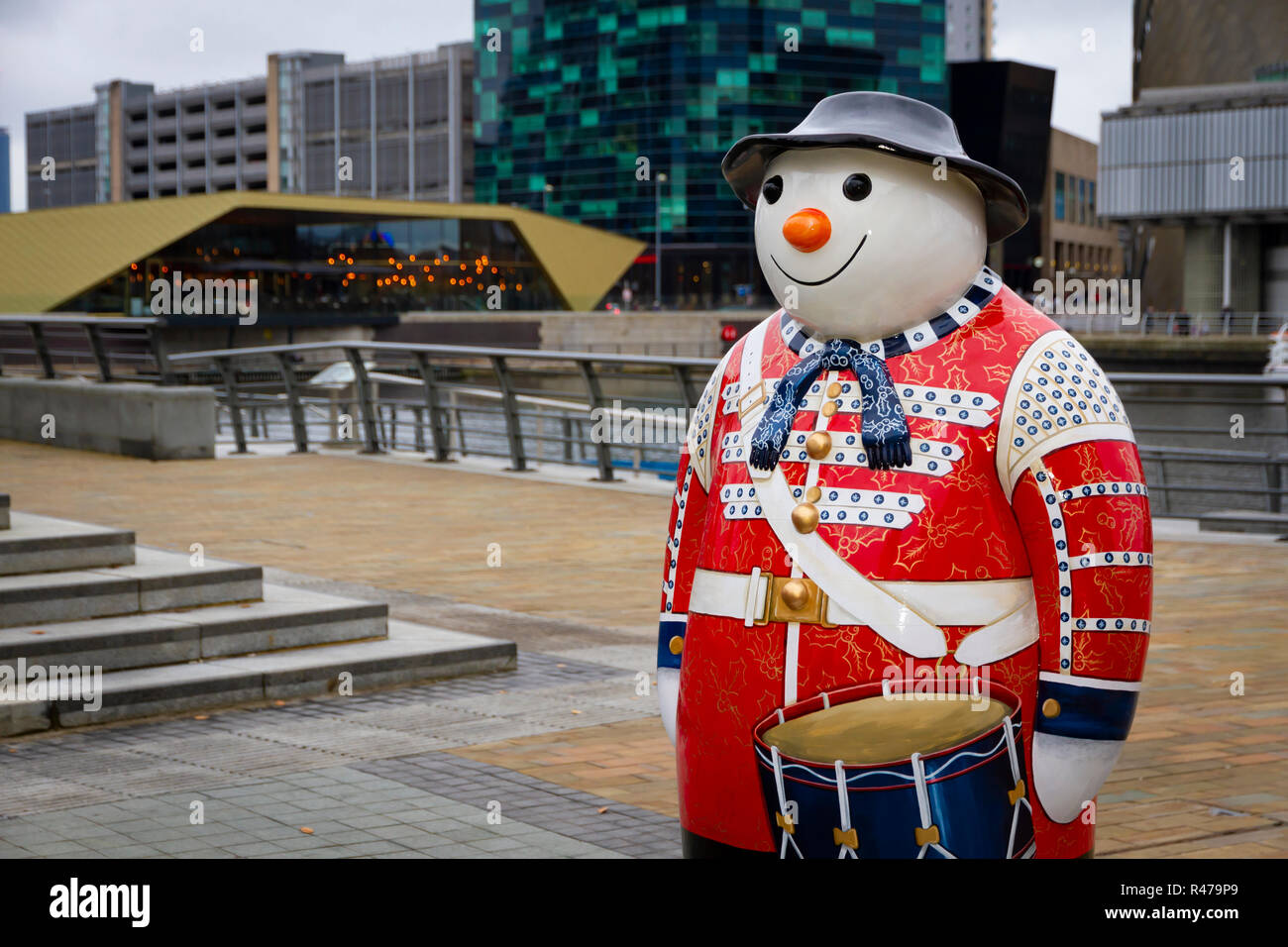 A piedi con il pupazzo di neve. Festive del sentiero delle sculture a celbrate il quarantesimo anniversario di Raymond Briggs il pupazzo di neve. Foto Stock