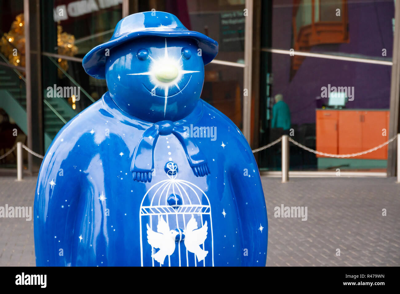 A piedi con il pupazzo di neve. Festive del sentiero delle sculture a celbrate il quarantesimo anniversario di Raymond Briggs il pupazzo di neve. Foto Stock