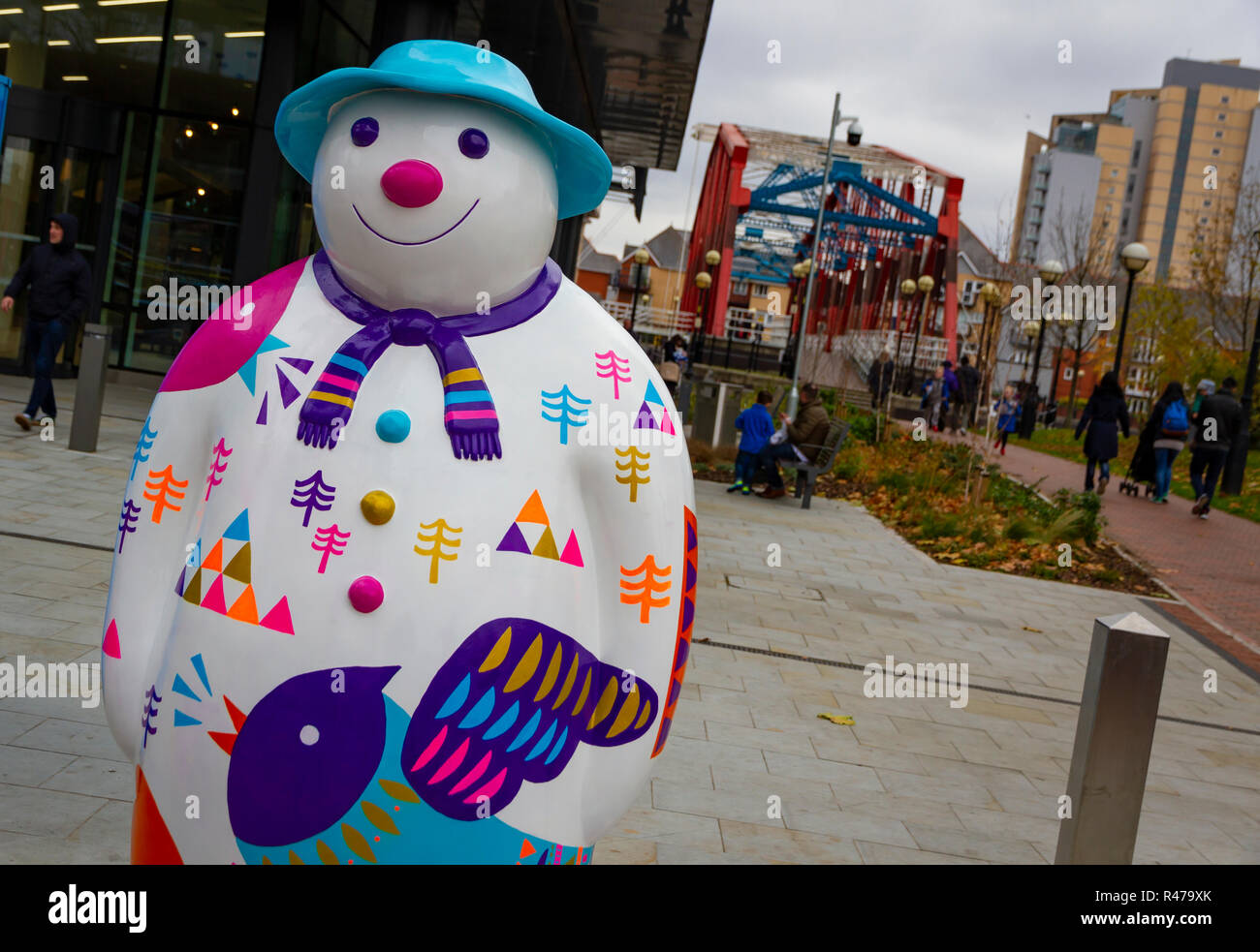 A piedi con il pupazzo di neve. Festive del sentiero delle sculture a celbrate il quarantesimo anniversario di Raymond Briggs il pupazzo di neve. Foto Stock