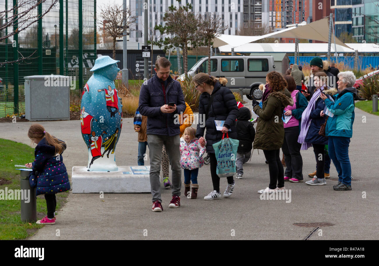 A piedi con il pupazzo di neve. Festive del sentiero delle sculture a celbrate il quarantesimo anniversario di Raymond Briggs il pupazzo di neve. Foto Stock