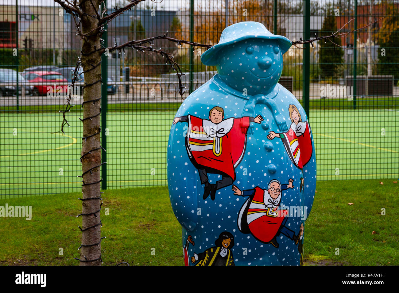 A piedi con il pupazzo di neve. Festive del sentiero delle sculture a celbrate il quarantesimo anniversario di Raymond Briggs il pupazzo di neve. Foto Stock
