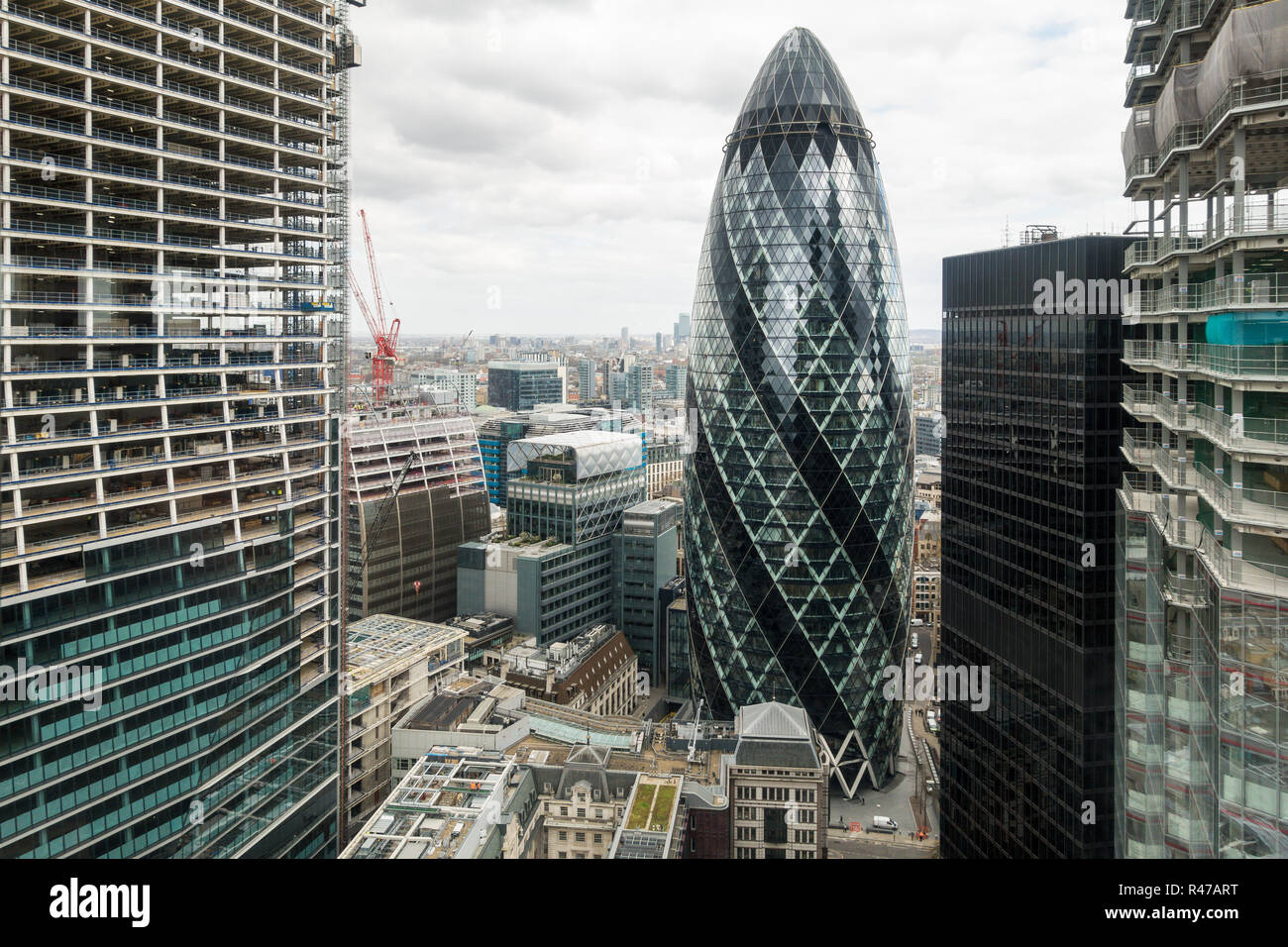 Città sociale, London, Londra uk, torre 42, vista dal livello 24 gherkin in una giornata grigia Foto Stock