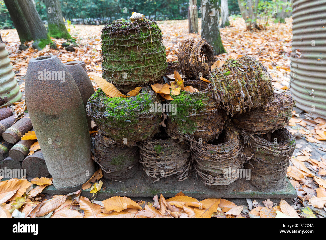 Conchiglie e altri detriti di guerra impilati nel santuario di legno, Ypres Salient Foto Stock