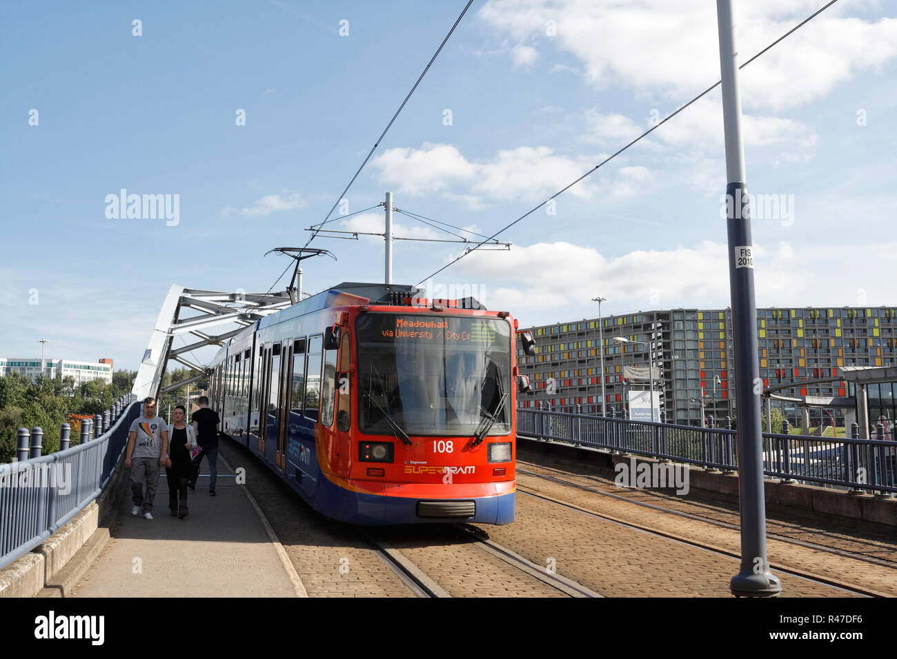 Park Square Bridge nel centro di Sheffield, Inghilterra, Regno Unito, con la metropolitana Supertram, la rete metropolitana leggera dei trasporti urbani Foto Stock