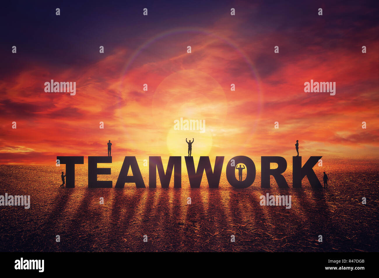 Silhouette di happy business team lettere di collegamento rendendo il lavoro di squadra il testo su sfondo al tramonto. Persone per condividere pensieri insieme, partnership e co Foto Stock