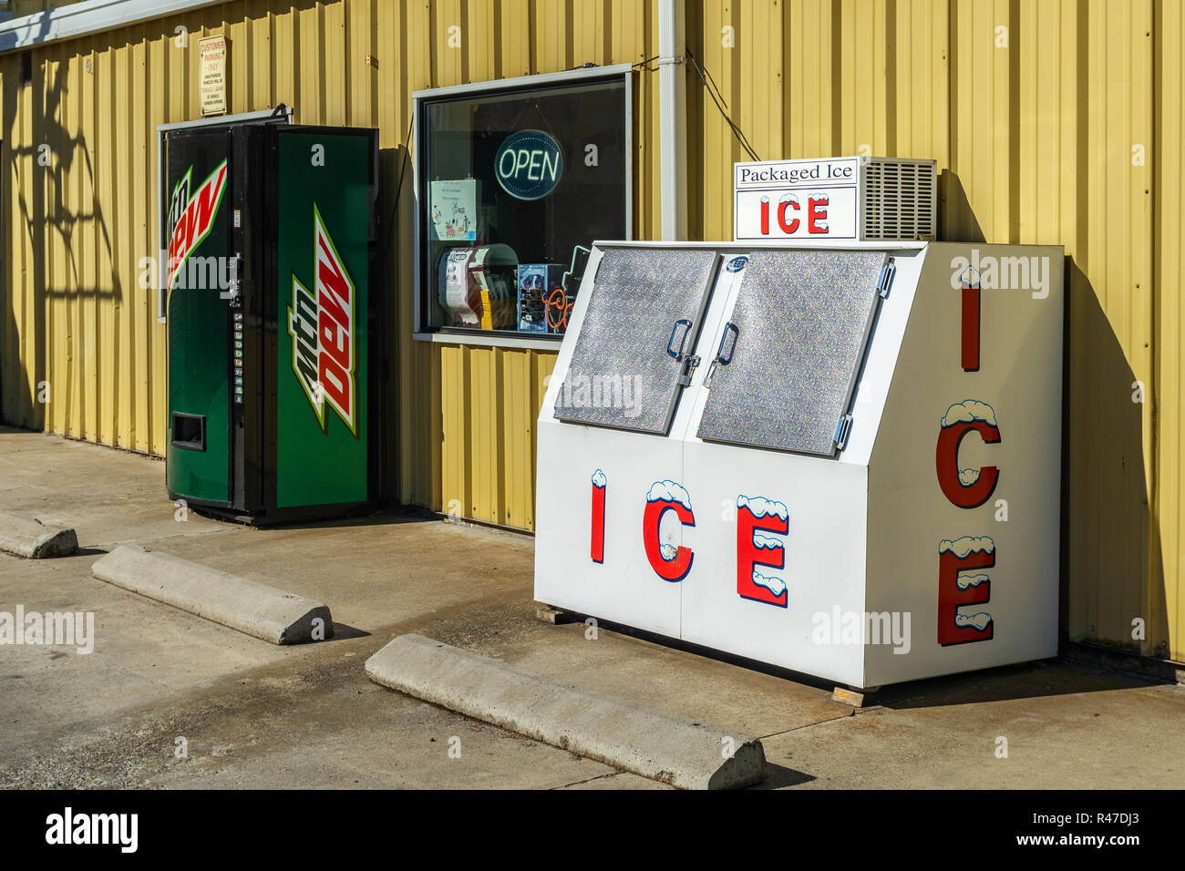 Ghiaccio confezionato in freezer e distributore di bevande lungo una drogheria, Maupin, Oregon, Stati Uniti d'America. Foto Stock