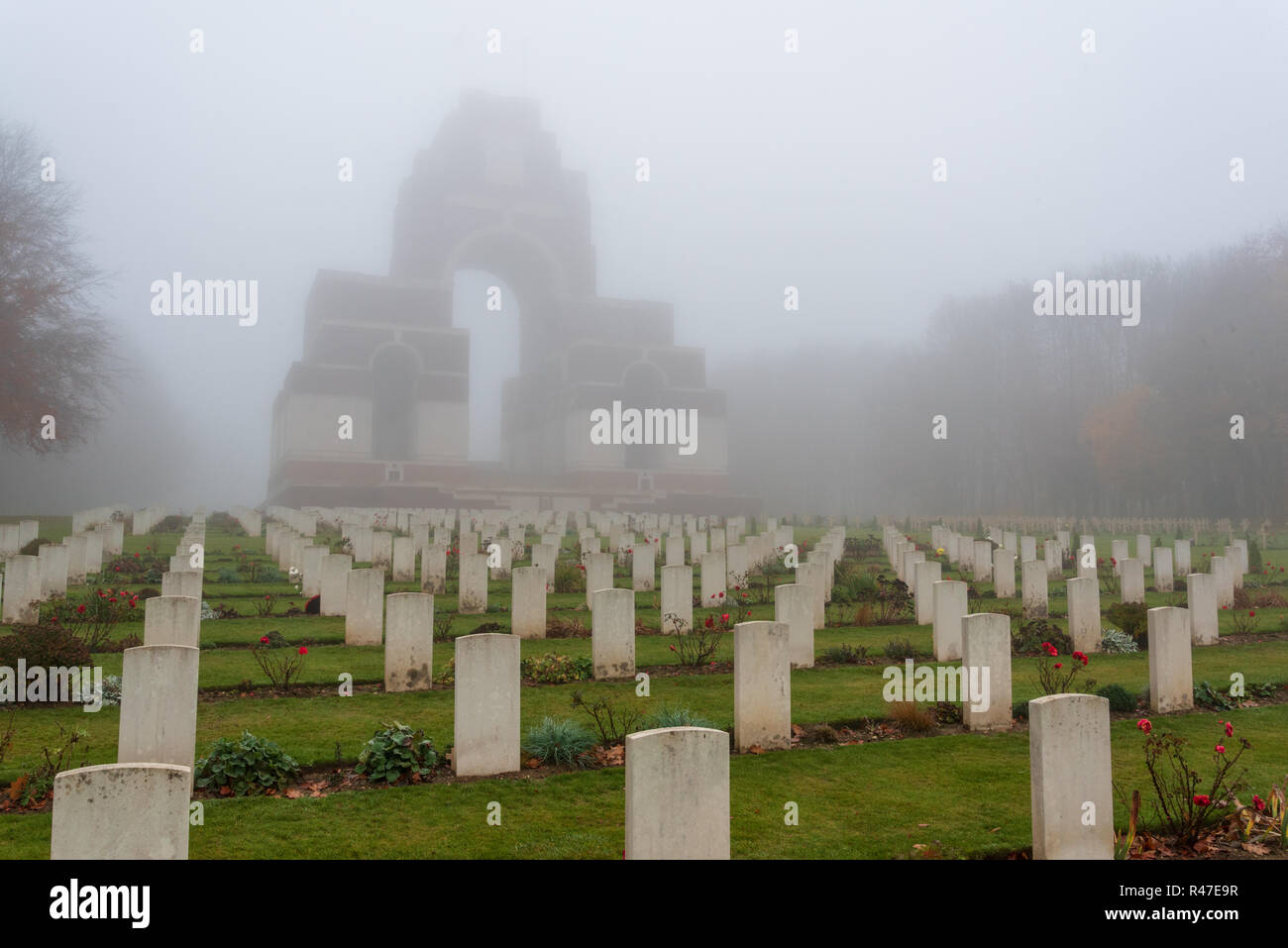 Thiepval Memoriale per la mancanza delle Somme nella nebbia Foto Stock
