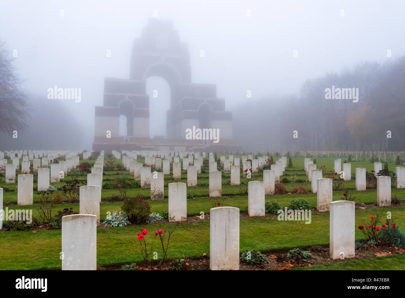 Thiepval Memoriale per la mancanza delle Somme nella nebbia Foto Stock