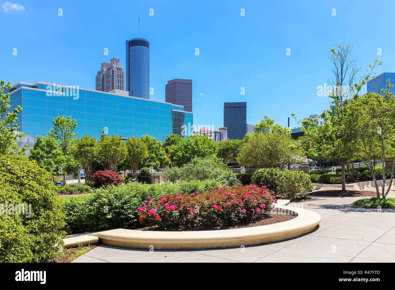 La splendida vista dal parco cittadino con in primo piano i fiori e gli alberi sulla skyline di Atlanta Foto Stock