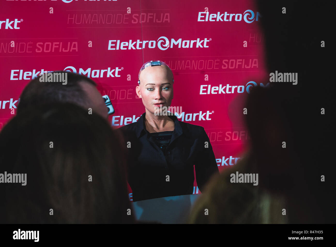 Vilnius, Lituania - 19 dicembre 2017: Sophia robot umanoide che parla alla folla di persone al centro Elektromarkt, supermercato Panorama. Foto Stock