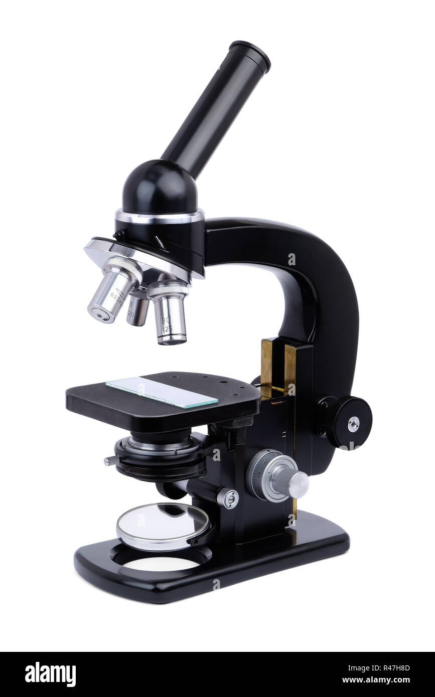 Scuola di microscopio nero con tre lenti, isolato su sfondo bianco. Foto Stock