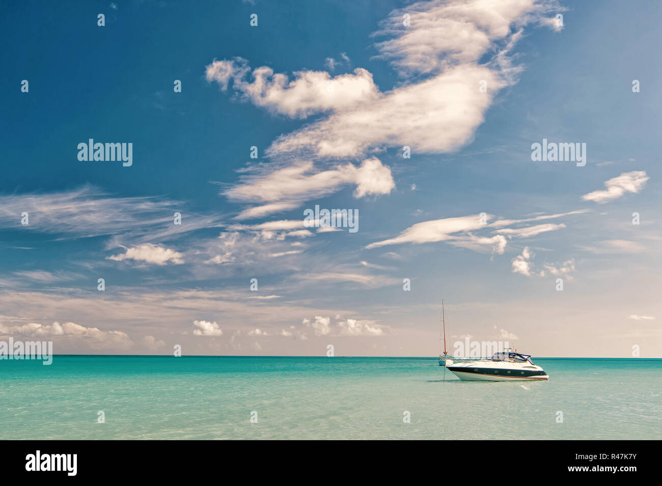 Yacht di lusso a marine beach di Antigua St. Johns con la barca in acqua blu e il cielo con le nuvole di piccole dimensioni Foto Stock