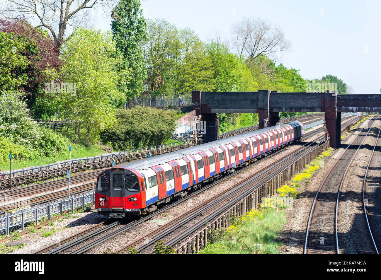Treno in avvicinamento Willesden la stazione Verde Sotterranea, Willesden, London Borough of Brent, Greater London, England, Regno Unito Foto Stock