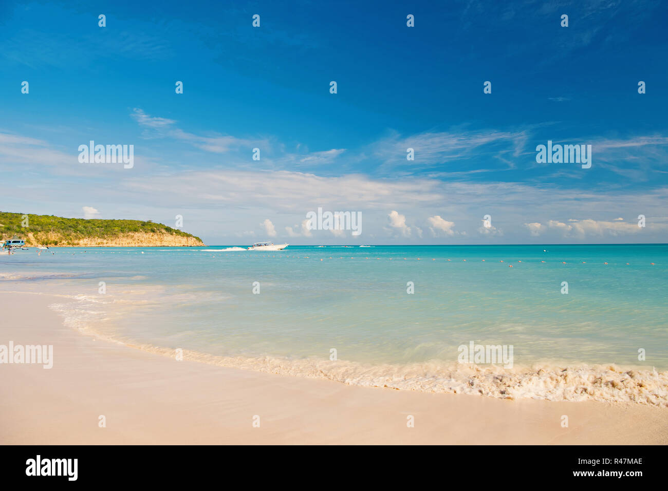 Tropical Beach di St Johns, antigua con mare turchese o acqua oceanica, sabbia bianca sulla giornata di sole sul cielo blu sullo sfondo. La vacanza estiva concept Foto Stock