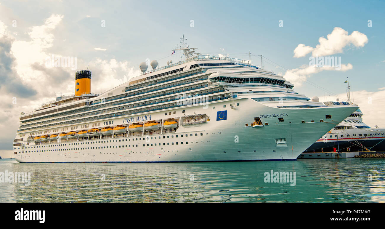 St. Johns, Antigua - Marzo 05, 2016: ocean liner nave da crociera Costa Magica nel porto di mare. La vacanza estiva, viaggi wanderlust luxury Foto Stock