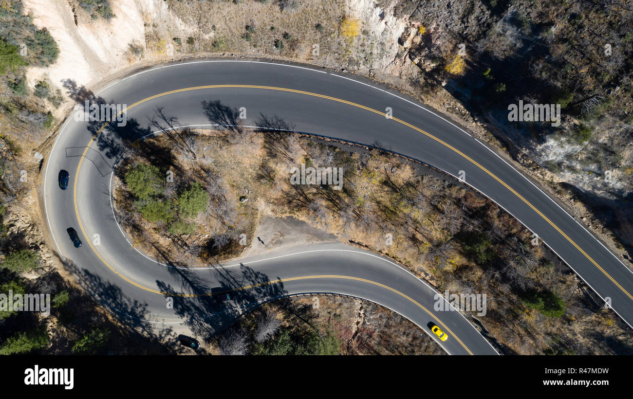Il traffico rallenta per gestire i colpi di scena e svolte su questa curva a due corsie Foto Stock