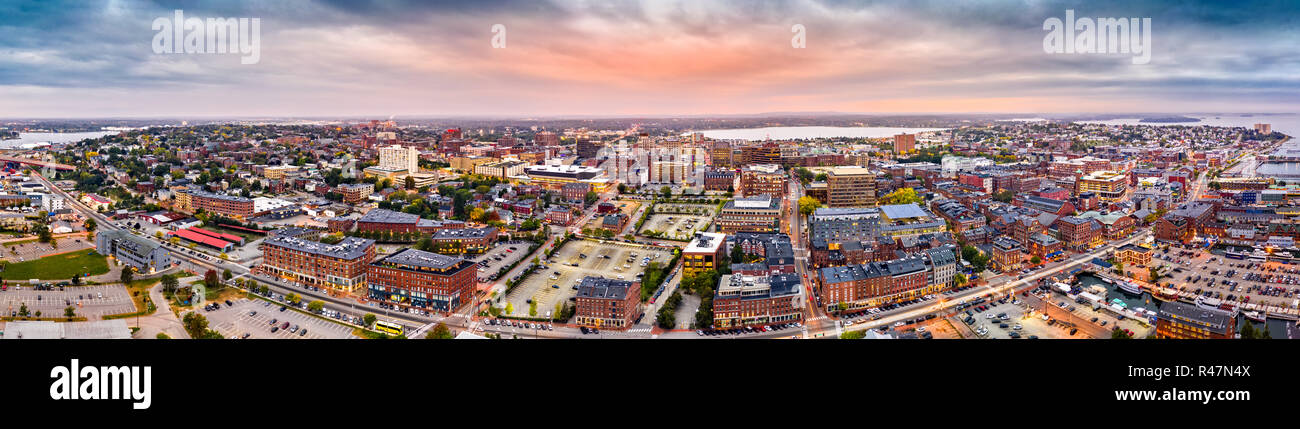 Panoramica aerea del centro cittadino di Portland, Maine al crepuscolo Foto Stock