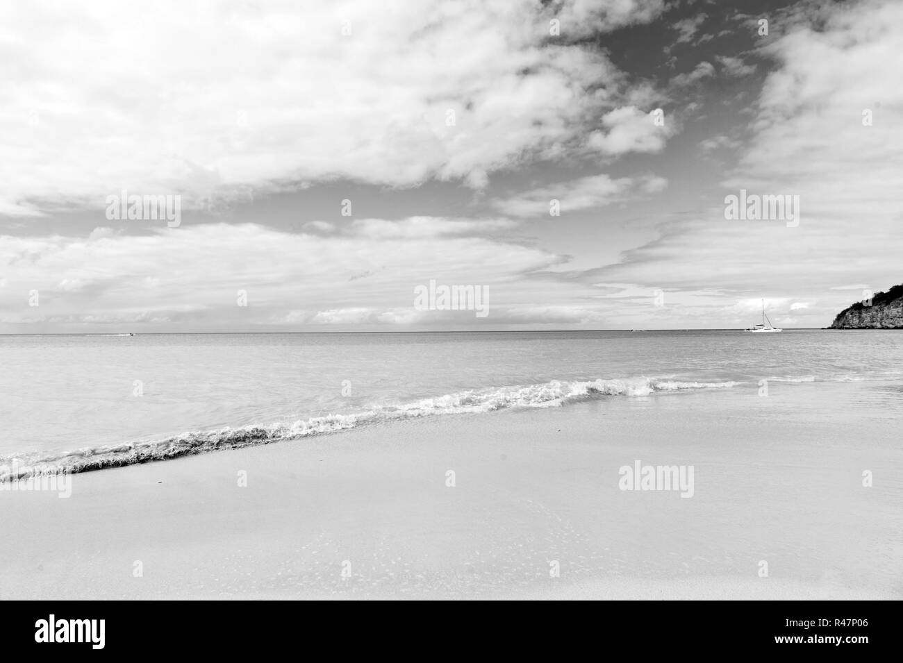 Idilliaco paesaggio di sabbia spiaggia tropic wave blu del mare. Tutti dovrebbero visitare tropic resort st.johns antigua. Top list luoghi di villeggiatura. Tropico di viaggio isola v Foto Stock