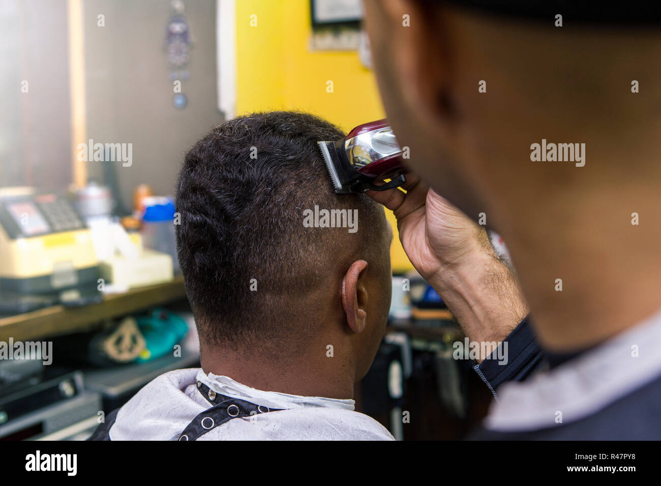I rivestimenti del barbiere di capelli di client, chiudere verso l'alto. Foto Stock