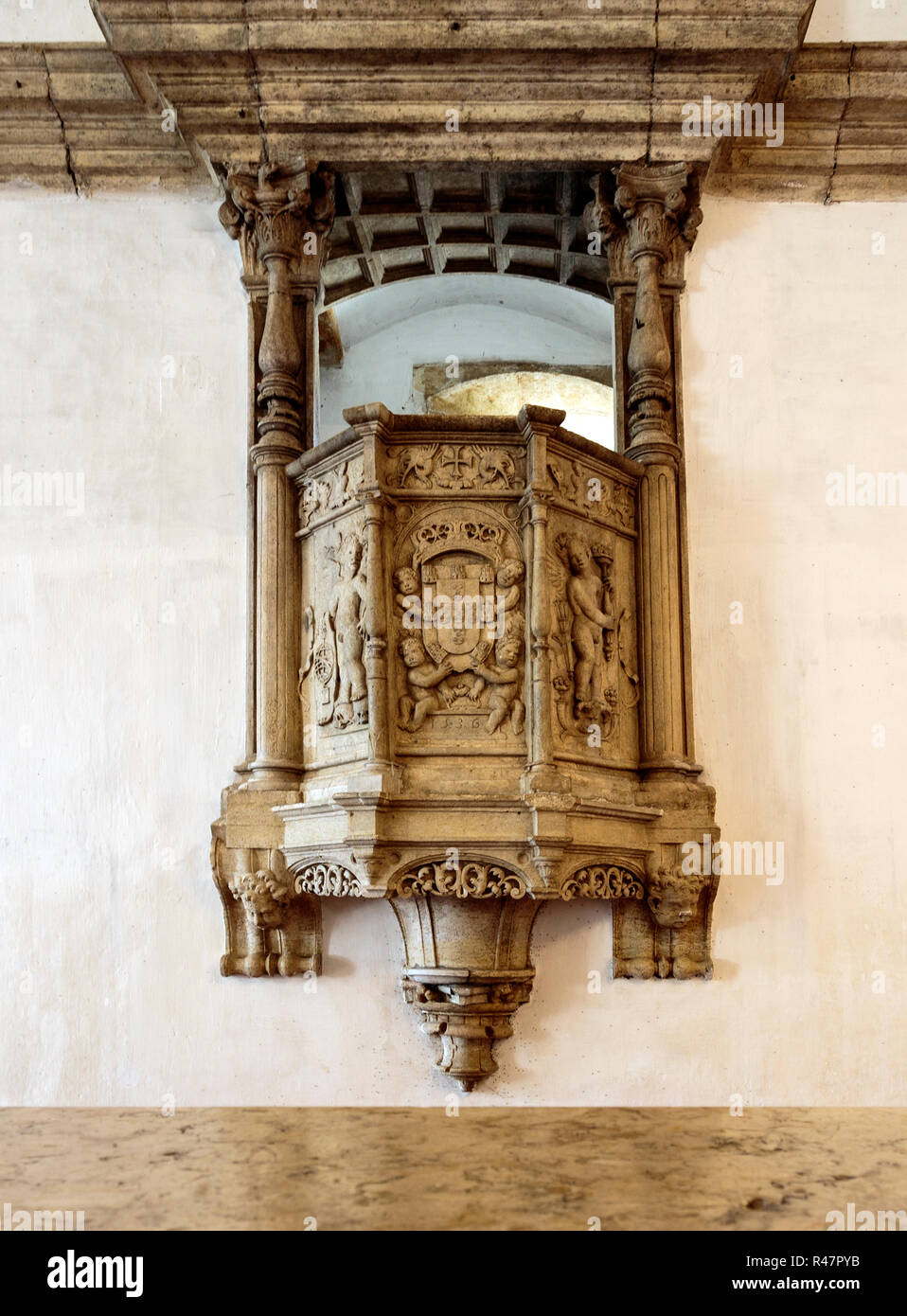 Vista dei superbi intagli decorare i pulpiti riservati per la lettura durante i pasti nel refettorio del Convento di Cristo, Tomar, Portogallo Foto Stock
