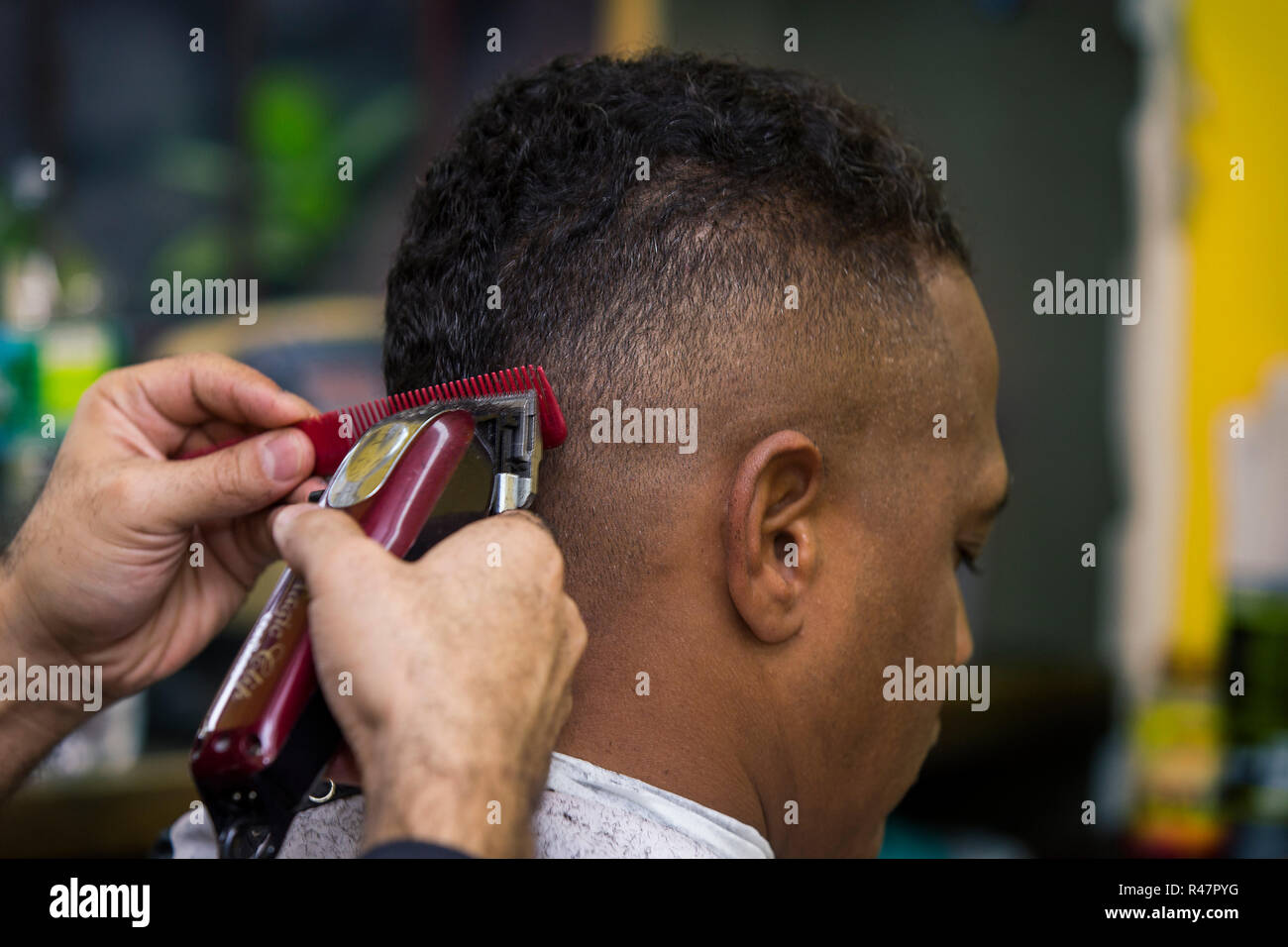 I rivestimenti del barbiere di capelli di client, chiudere verso l'alto. Foto Stock
