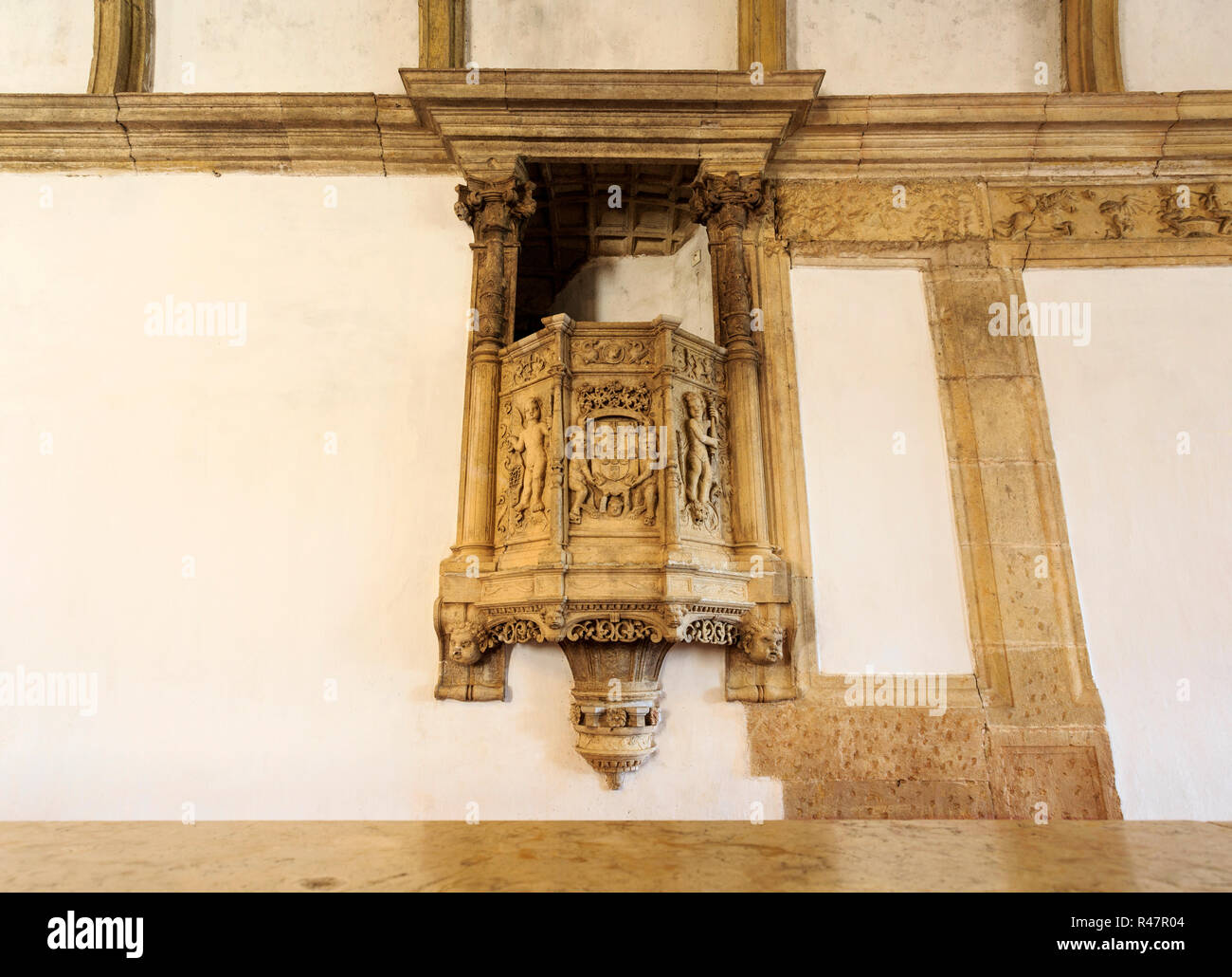 Vista dei superbi intagli decorare i pulpiti riservati per la lettura durante i pasti nel refettorio del Convento di Cristo, Tomar, Portogallo Foto Stock