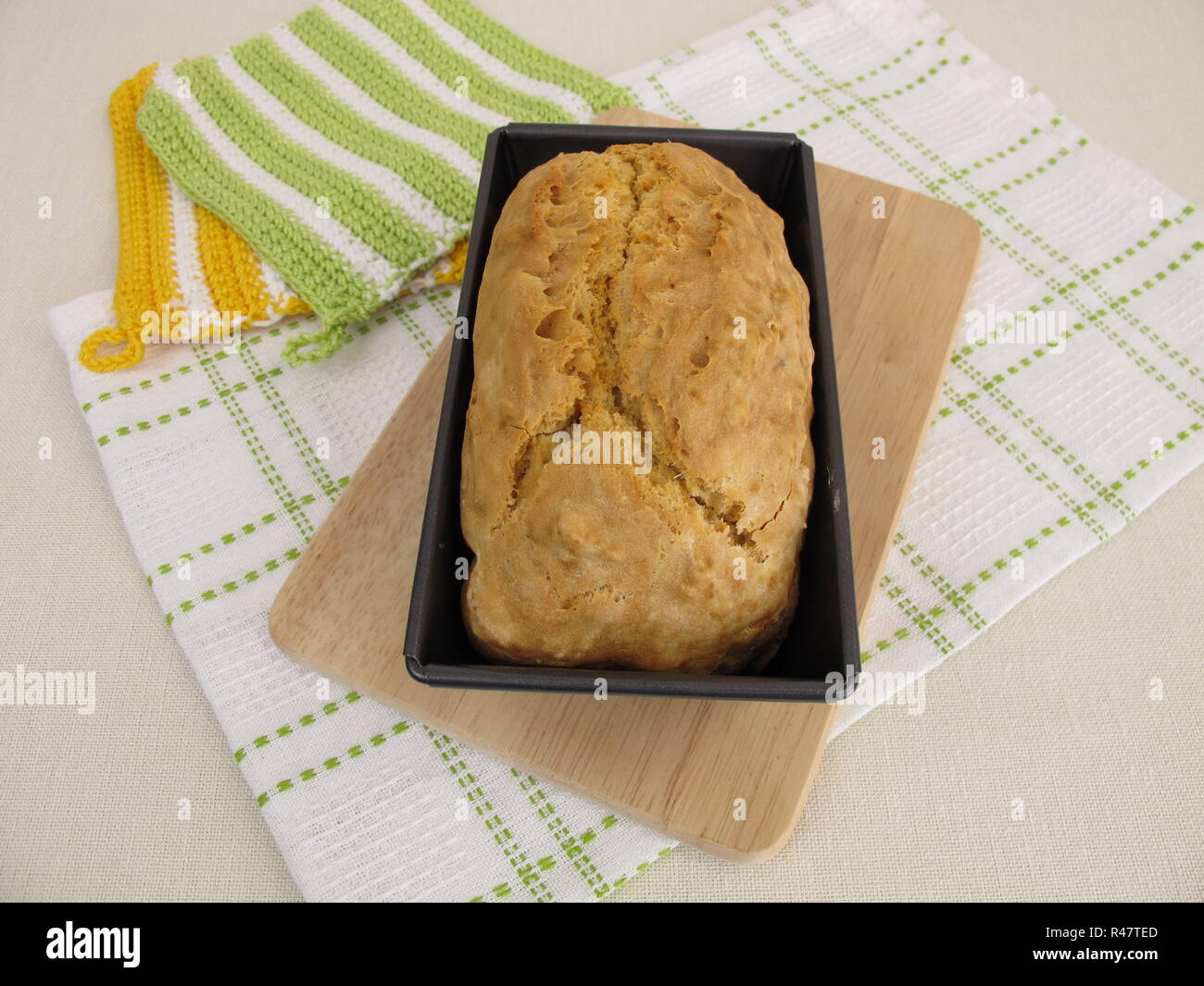 Soda il pane in una teglia Foto Stock
