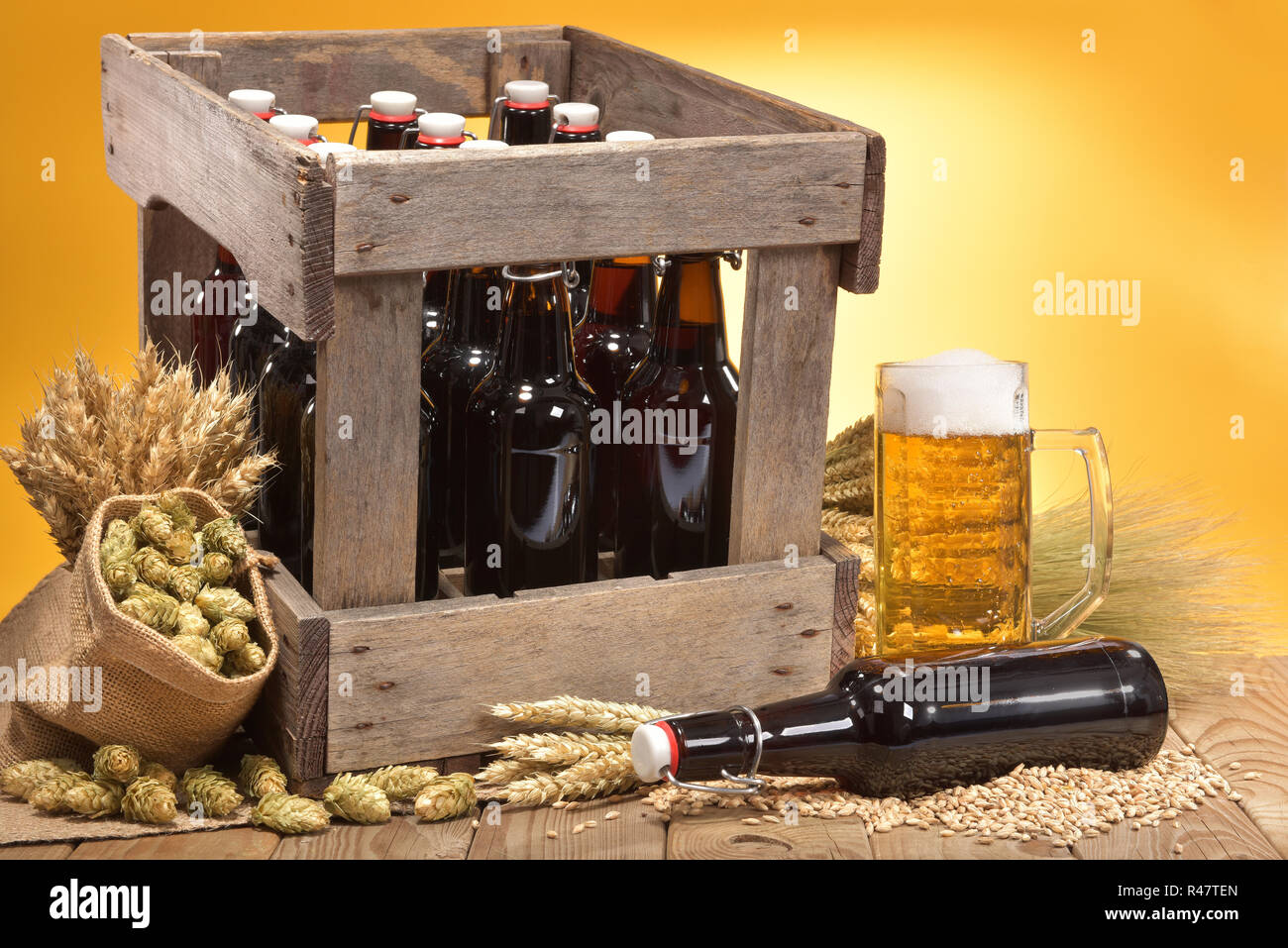 Bierkasten con bicchiere di birra Foto Stock