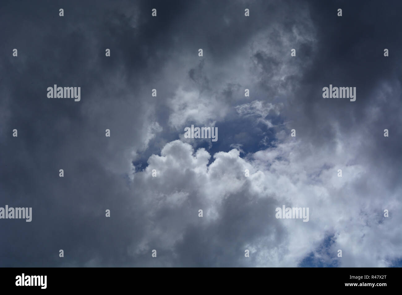 Cielo nuvoloso con patch blu Foto Stock