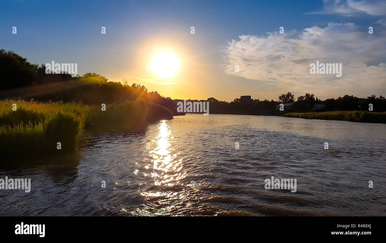 Africa fiume arancione tramonto Foto Stock