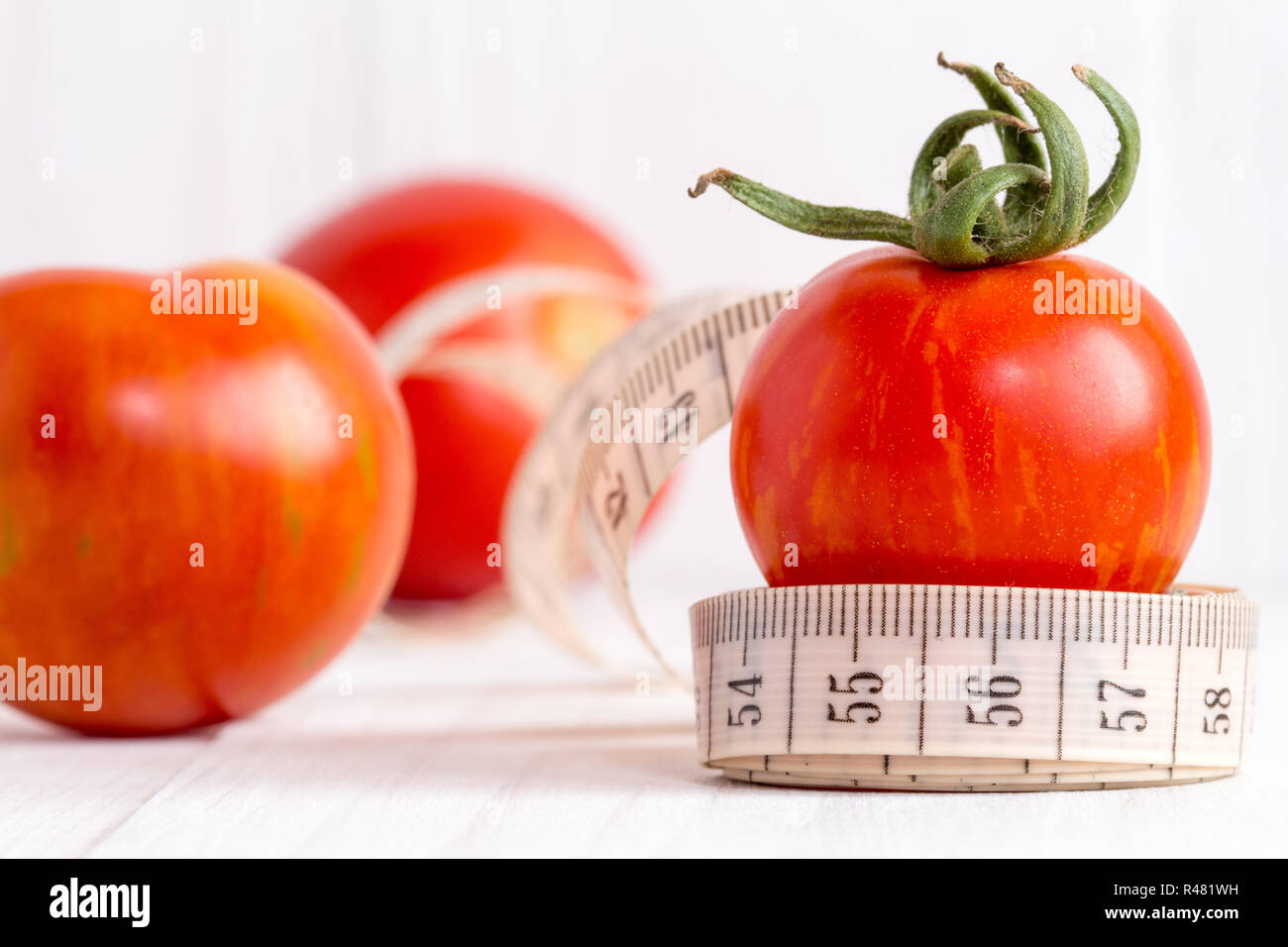 Frutti di pomodoro e di adattare il nastro di misurazione Foto Stock